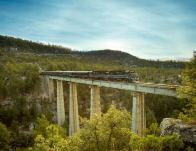 Der Chepe Express überquert eine spektakuläre Eisenbahnbrücke im Kupfercanyon der Sierra Tarahumara in Chihuahua, Mexiko.