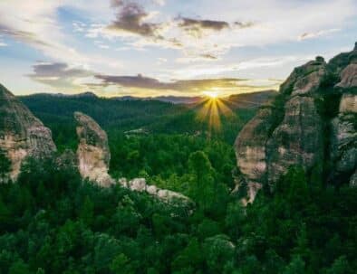 Sonnenaufgang über den Felsformationen des Kupfercanyons in der Sierra Tarahumara, Chihuahua, Mexiko